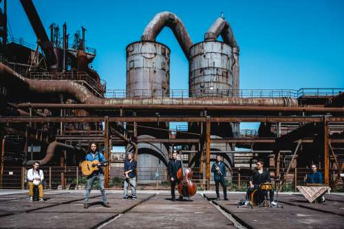 Bandfoto. Die Musiker posieren mit ihren Instrumenten auf dem Landschaftspark Duiburg.